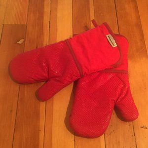 Big red oven mitts -- Excellent condition